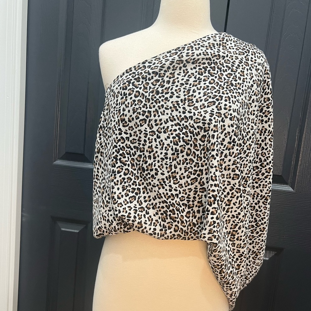 Adorable one shoulder leopard print blouse